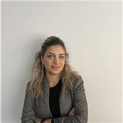 Docente di psicologia impartisce lezioni per studenti di scuola superiore